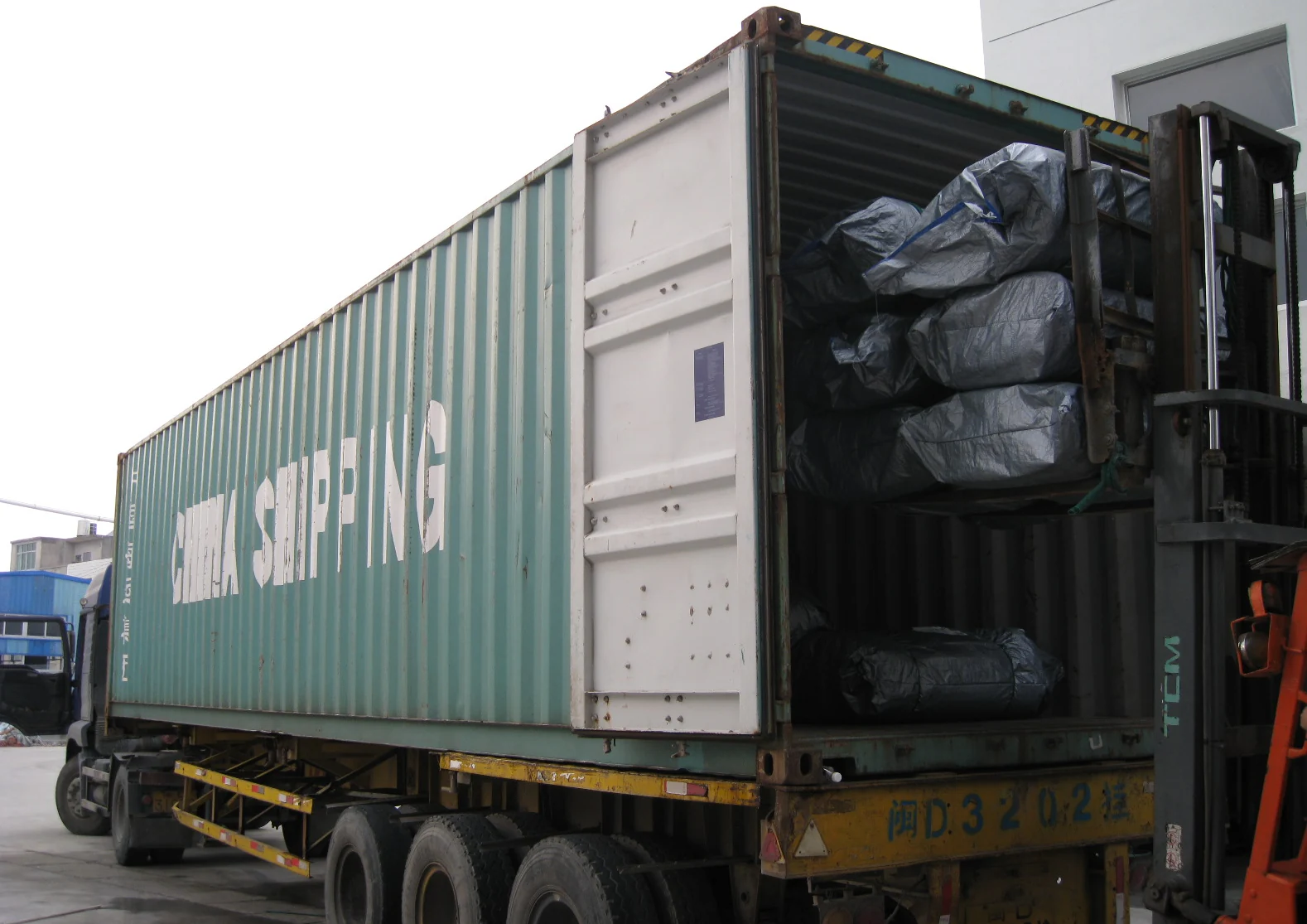 Packed netting products inside a shipping container